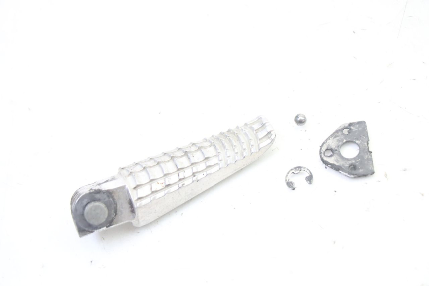 photo de FUSSRASTEN HINTEN LINKS SUZUKI GSR 750 (2011 - 2017)