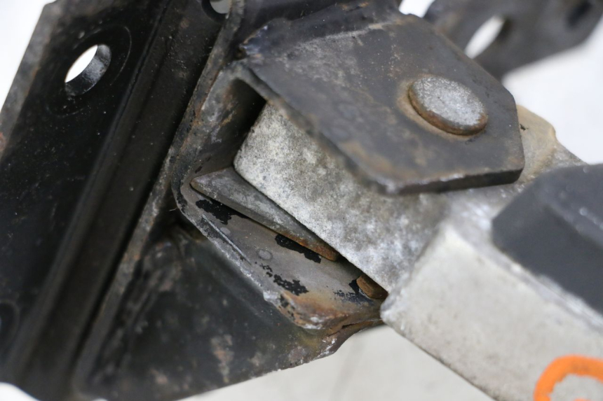 photo de FUSSRASTEN HINTEN LINKS PEUGEOT SATELIS 125 (2013 - 2018)