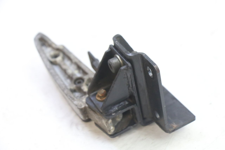 photo de FUSSRASTEN HINTEN LINKS PEUGEOT SATELIS 125 (2013 - 2018)