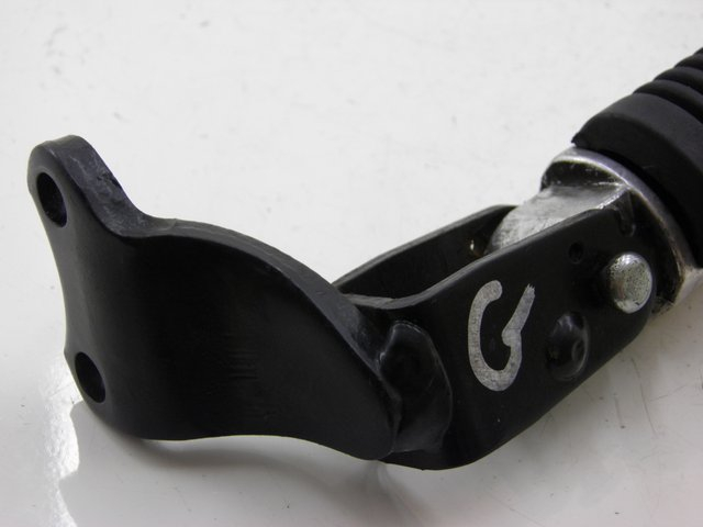 photo de FUSSRASTEN HINTEN LINKS YAMAHA XMAX X-MAX 125 (2006 - 2009)