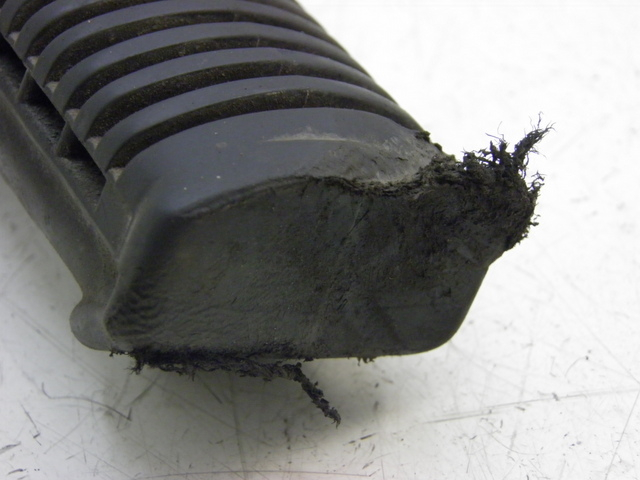 photo de FUSSRASTEN VORN LINKS SUZUKI TU X TUX VOLTY 125 (1999 - 2001)
