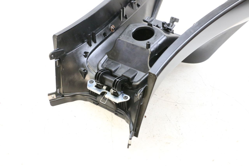 photo de TANK VERKLEIDUNG PIAGGIO MP3 HPE 350 (2018 - 2020) - Details der Befestigungspunkte