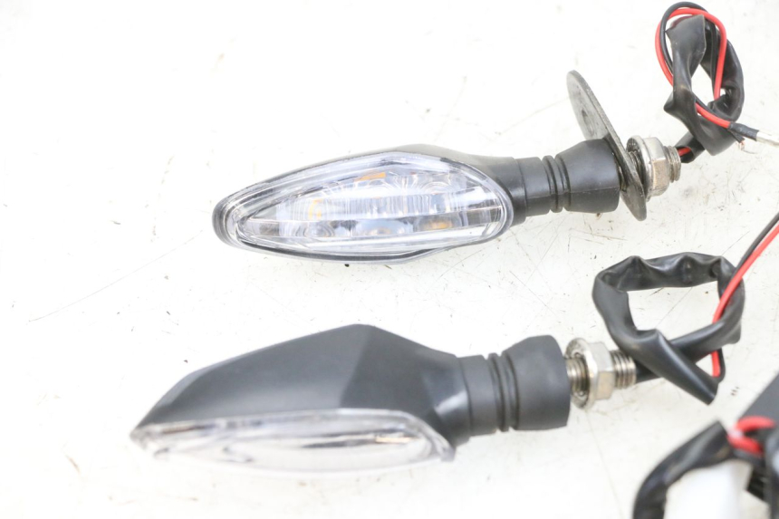 photo de VORNE BLINKER KAWASAKI ZR 7 750 (1999 - 2001) - Zoom auf Komponenten