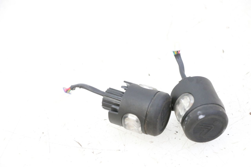 photo de VORNE BLINKER SEGWAY NINEBOT ZT3 PRO 1