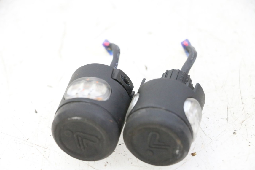 photo de VORNE BLINKER SEGWAY NINEBOT ZT3 PRO 1