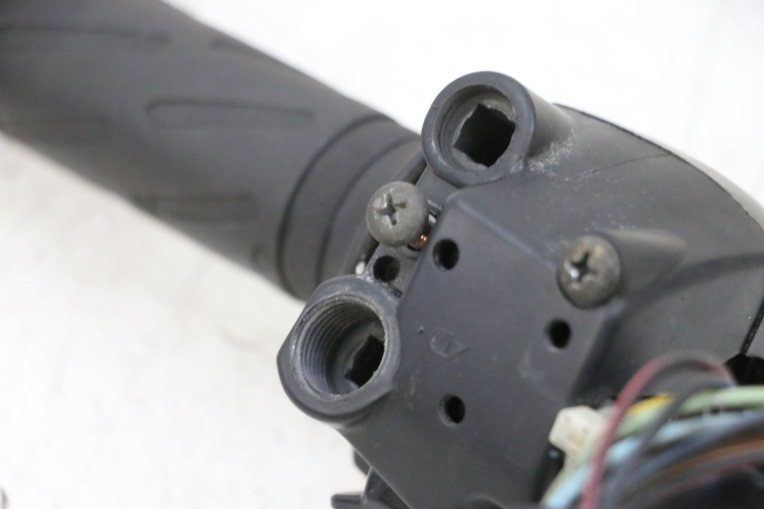 photo de RECHTS SCHALTER SUZUKI GSXR GSX-R 1000 (2003 - 2004) - Details der Befestigungspunkte