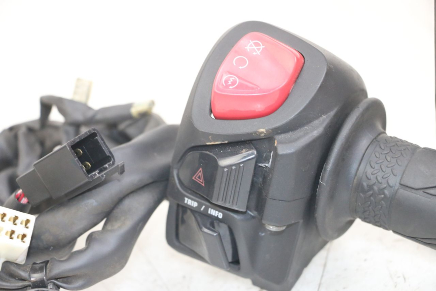 photo de RECHTER LENKERHEBEL YAMAHA XMAX X-MAX ABS 125 (2017 - 2020) - Details der Befestigungspunkte