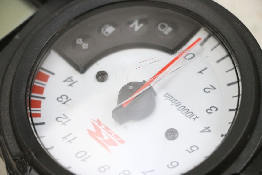 photo de TACHOMETER  SUZUKI GSXR GSX-R 1000 (2003 - 2004) - Zoom auf Komponenten