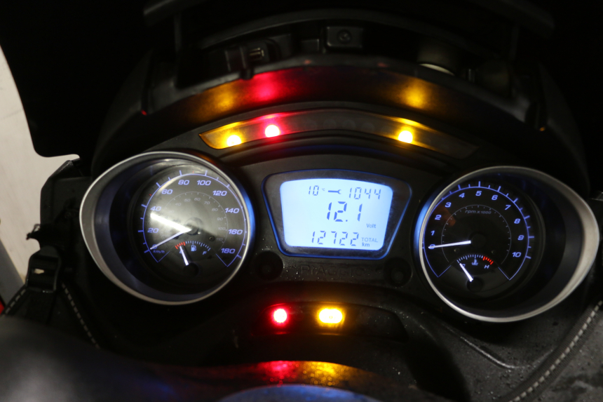 photo de TACHOMETER  PIAGGIO MP3 HPE 300 (2019 - 2026) - Technische Nahaufnahme