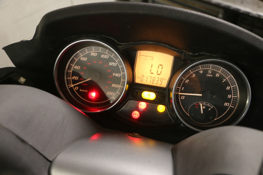 photo de TACHOMETER PIAGGIO MP3 LT 400 (2007 - 2012) - Zoom auf Gebrauchszustand