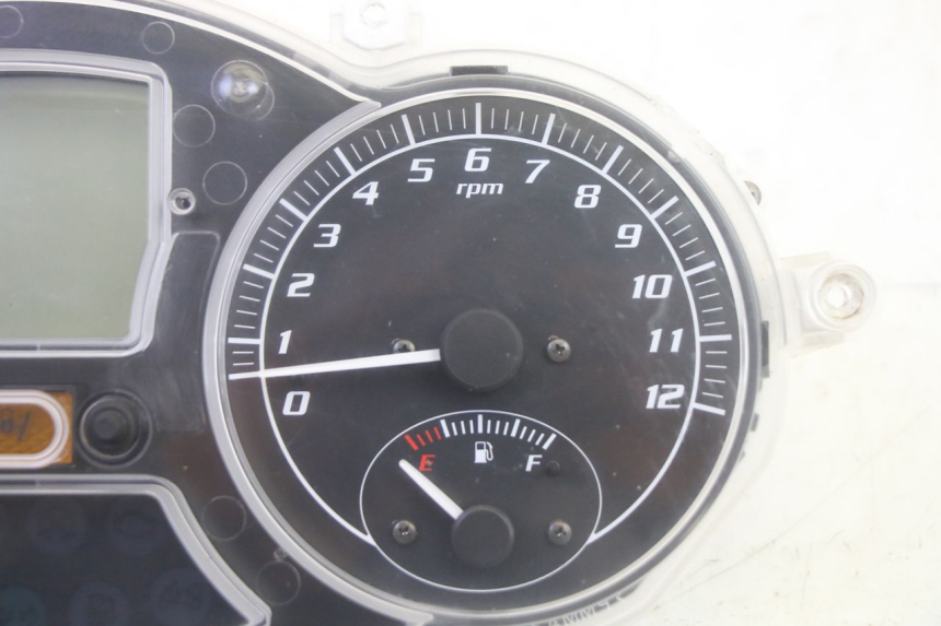 photo de TACHOMETER  PIAGGIO MP3 RL 250 (2006 - 2010) - Details der Befestigungspunkte
