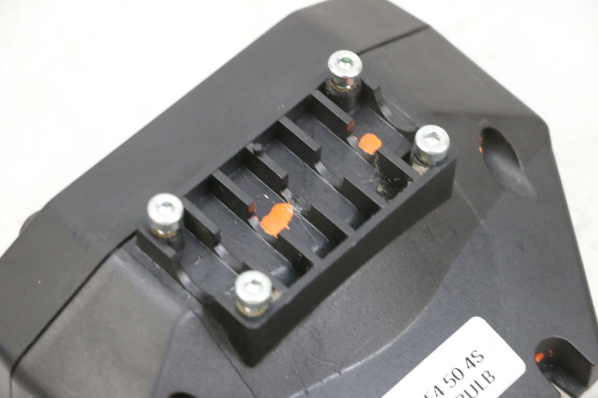 photo de TACHOMETER  PEUGEOT SPEEDFIGHT 4 4T EFI 50 (2021 - 2025) - Details der Befestigungspunkte