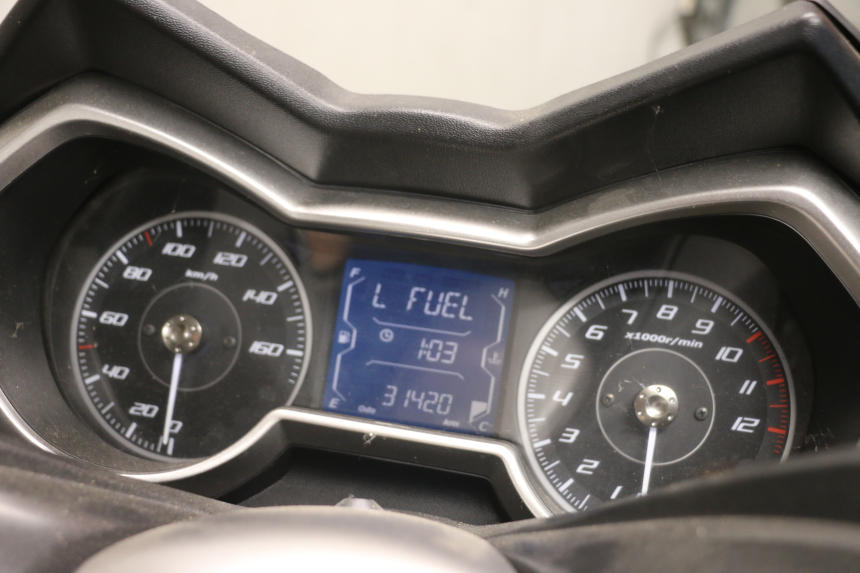 photo de TACHOMETER YAMAHA XMAX X-MAX ABS 125 (2017 - 2020) - Detaillierte Sichtprüfung