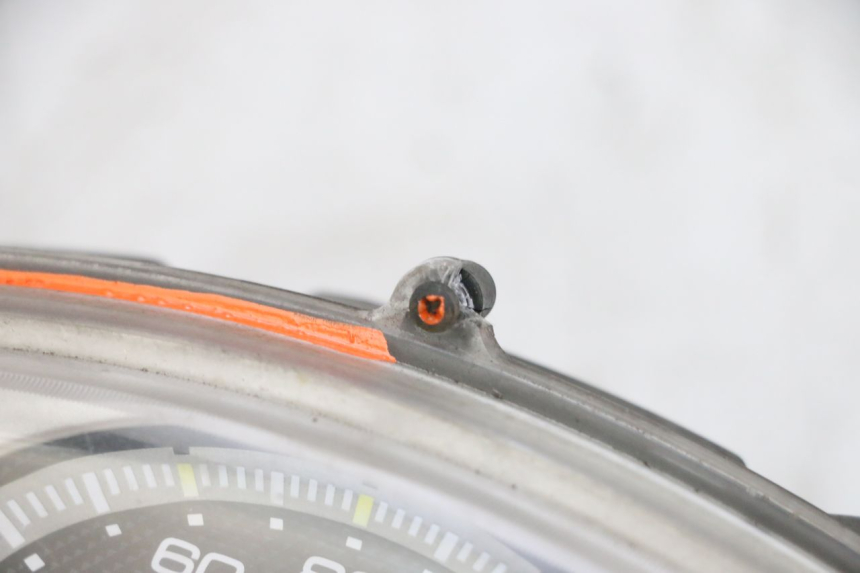 photo de TACHOMETER YAMAHA XMAX X-MAX 125 (2006 - 2009) - Fokus auf die Struktur