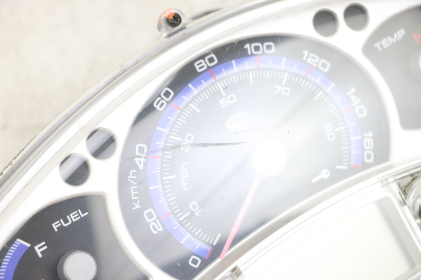 photo de TACHOMETER YAMAHA XMAX X-MAX 125 (2006 - 2009) - Fokus auf die Struktur