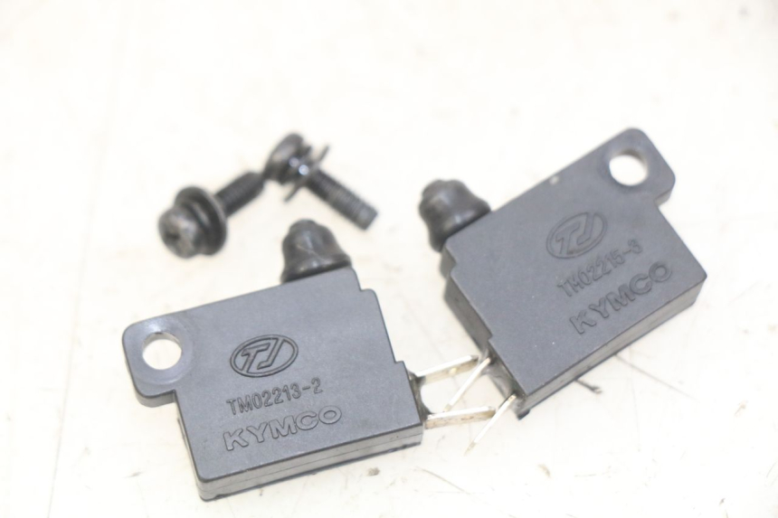 photo de BREMSLICHTSCHALTER KYMCO DOWNTOWN ABS 125 (2015 - 2017) - Zoom auf Gebrauchszustand