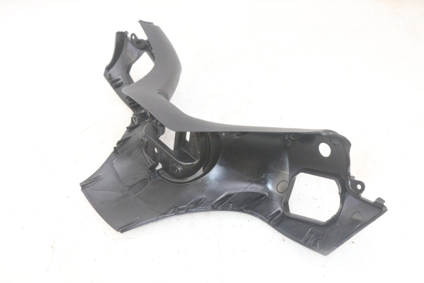 photo de LENKERVERKLEIDUNG VORNE PIAGGIO MP3 HPE 300 (2019 - 2026) - Details der Befestigungspunkte