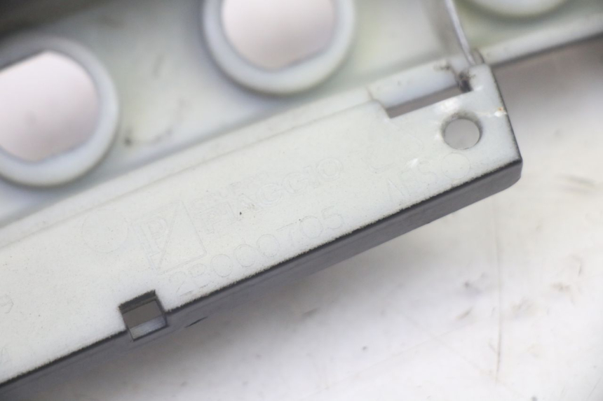 photo de LENKER VERKLEIDUNG ZÜNDSCHLOSS PIAGGIO MP3 HPE 350 (2018 - 2020) - Kennzeichnungen und Originalreferenzen