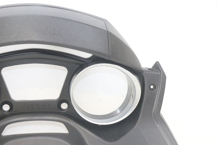 photo de TACHO VERKLEIDUNG PIAGGIO MP3 HPE 300 (2019 - 2026) - Fokus auf die Struktur