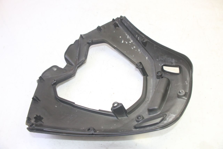 photo de FRONTVERKLEIDUNG UNTER PIAGGIO MP3 HPE 350 (2018 - 2020) - Details der Befestigungspunkte