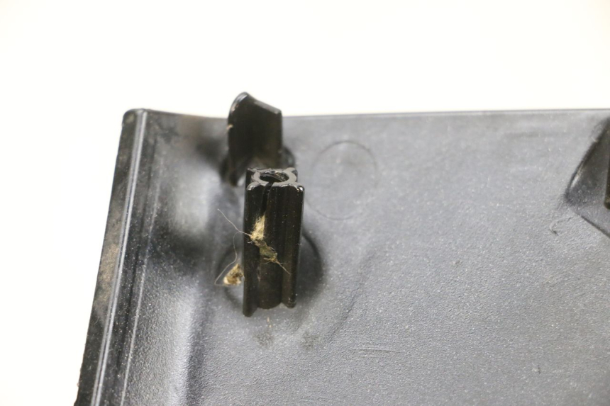 photo de UNTERE FRONTVERKLEIDUNG PIAGGIO MP3 LT 400 (2007 - 2012) - Zoom auf Gebrauchszustand