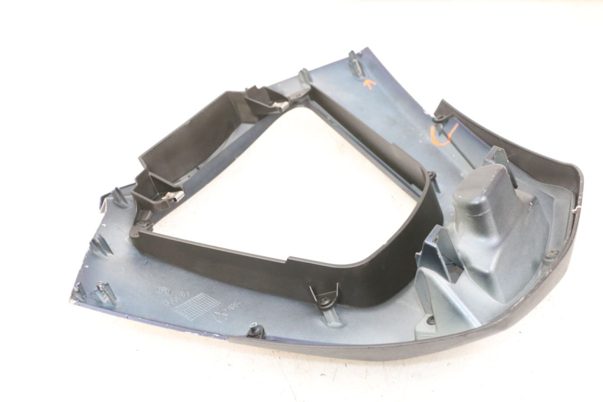 photo de FRONTVERKLEIDUNG UNTER PIAGGIO MP3 RL 250 (2007 - 2010) - Details der Befestigungspunkte