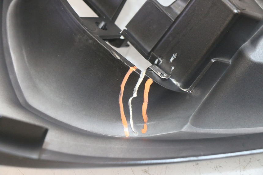 photo de FRONTVERKLEIDUNG  PIAGGIO MP3 HPE 300 (2019 - 2026) - Details der Befestigungspunkte