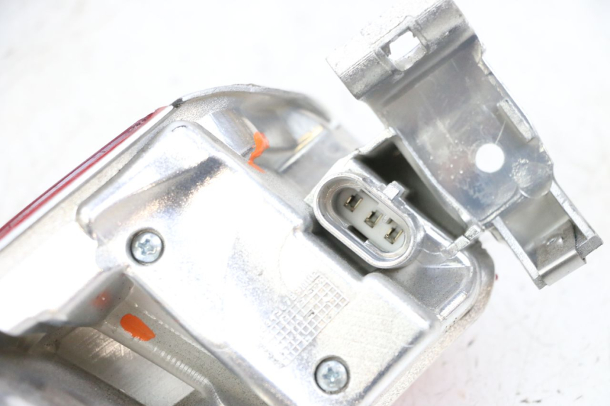 photo de RÜCKLICHT RECHTS PIAGGIO MP3 HPE 300 (2019 - 2026) - Oberflächenzustand und Material