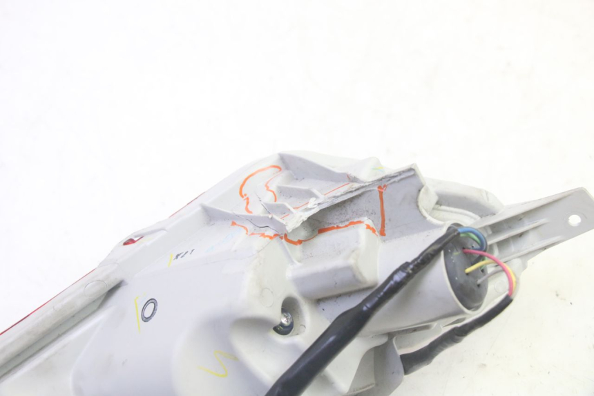 photo de RÜCKLICHT LINKS YAMAHA TRICITY 300 (2020 - 2024) - Details der Befestigungspunkte