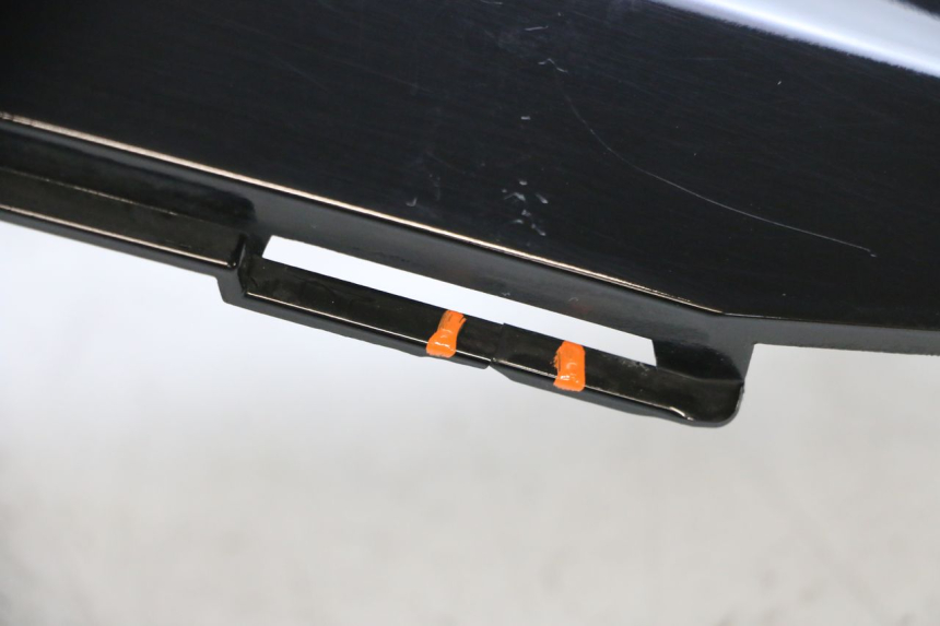 photo de VERKLEIDUNG HINTEN RECHTS SUZUKI BURGMAN 125 (2007 - 2014) - Oberflächenzustand und Material