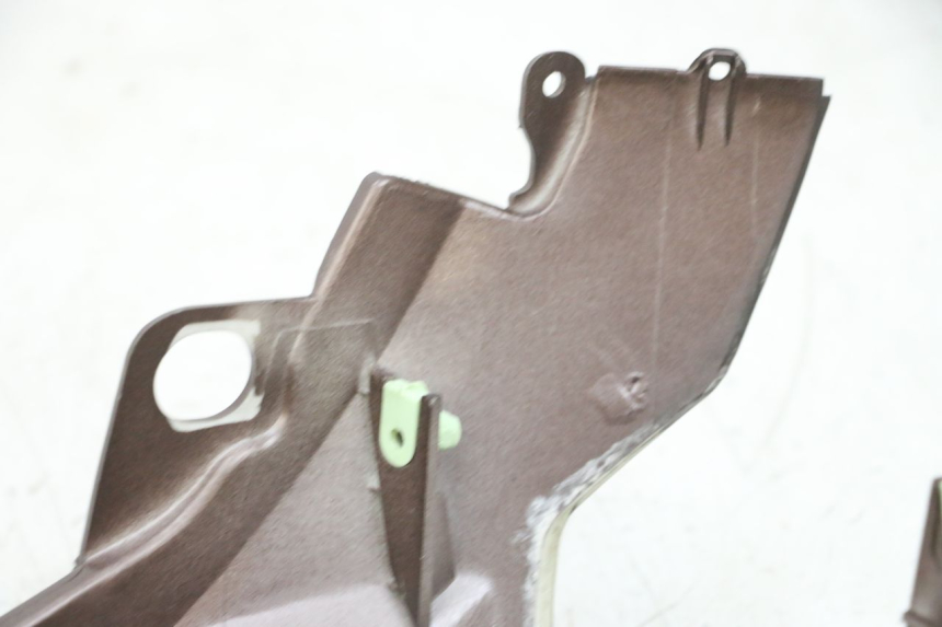 photo de VERKLEIDUNG HINTEN RECHTS PEUGEOT KISBEE 2T 50 (2010 - 2017) - Kennzeichnungen und Originalreferenzen