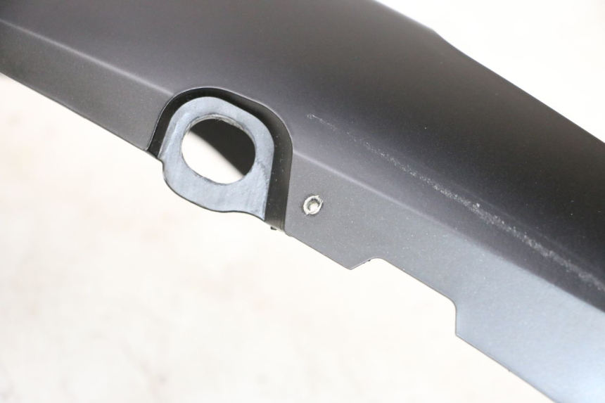 photo de VERKLEIDUNG HINTEN RECHTS PIAGGIO MP3 HPE 300 (2019 - 2026) - Details der Befestigungspunkte