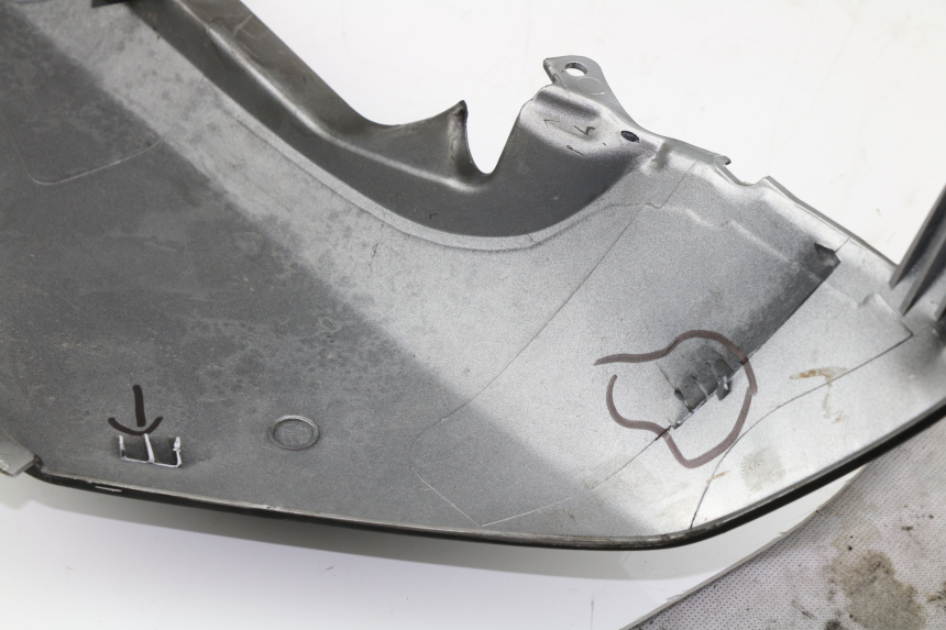 photo de VERKLEIDUNG HINTEN RECHTS SUZUKI AN BURGMAN 400 (1999 - 2005)