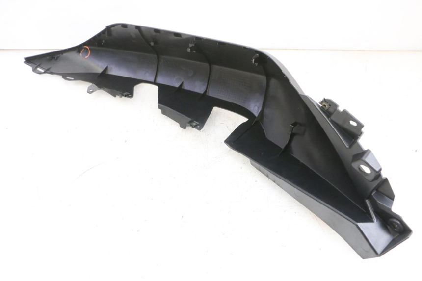 photo de VERKLEIDUNG HINTEN RECHTS YAMAHA TRICITY 300 (2020 - 2024) - Details der Befestigungspunkte