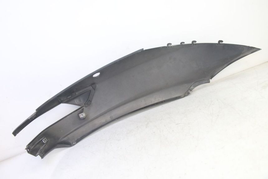 photo de VERKLEIDUNG HINTEN LINKS PIAGGIO MP3 HPE 350 (2018 - 2020) - Details der Befestigungspunkte