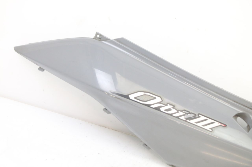 photo de VERKLEIDUNG HINTEN LINKS SYM ORBIT III 3 4T 50 (2021 - 2025) - Detailansicht des Bauteils