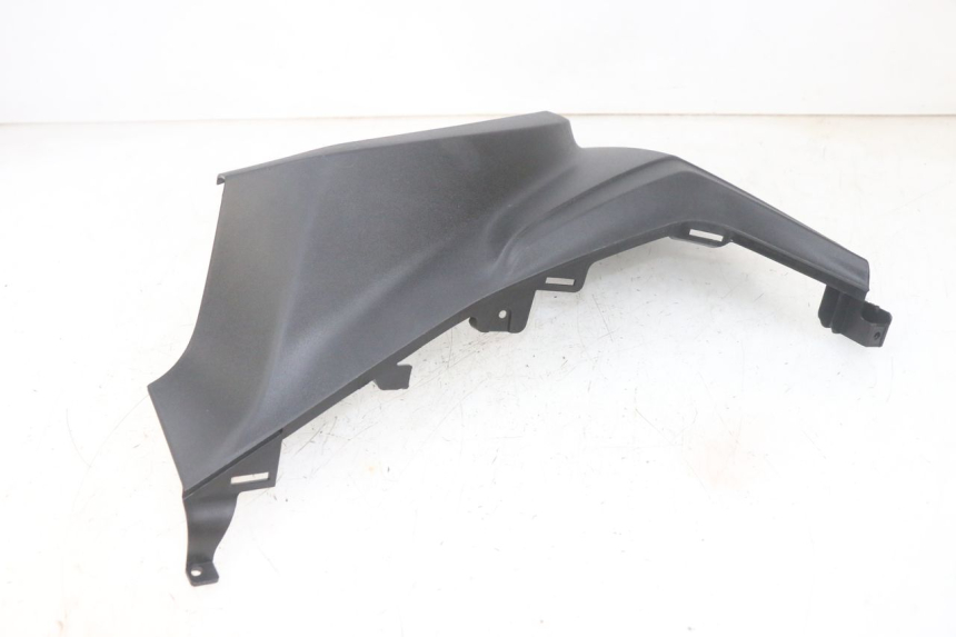 photo de FRONTVERKLEIDUNG LINKS PIAGGIO MP3 HPE 300 (2019 - 2026) - Details der Befestigungspunkte