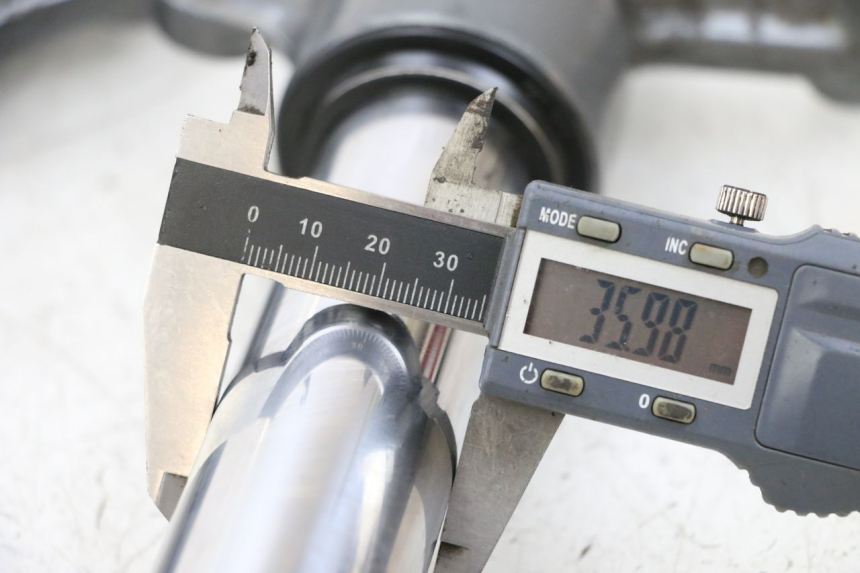 photo de GABELROHR YAMAHA XMAX X-MAX 125 (2006 - 2009) - Zoom auf Gebrauchszustand