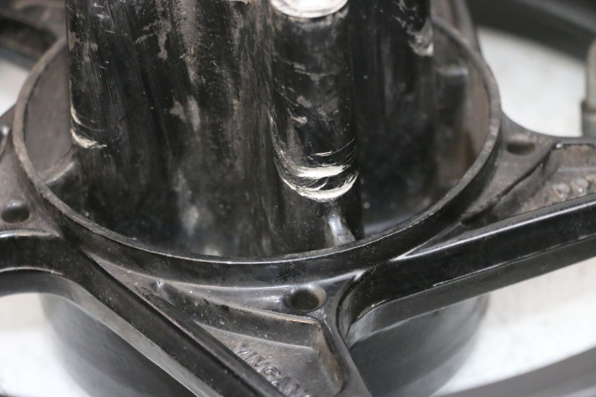 photo de HINTERRADFELGE UND REIFEN MAG POWER BOMBERS 4T 50 (2016 - 2026) - Details der Befestigungspunkte