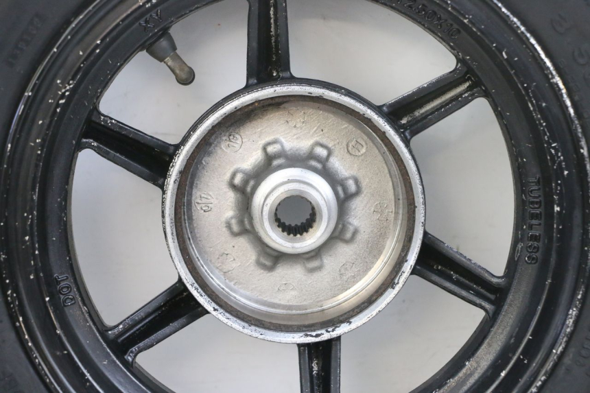 photo de HINTERRADFELGE UND REIFEN LONGJIA DIGITA 4T 50 (2019 - 2022) - Zoom auf Komponenten