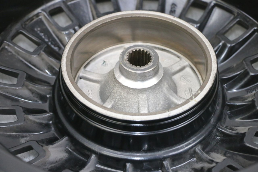 photo de HINTERRADFELGE UND REIFEN PEUGEOT DJANGO 4T 50 (2014 - 2019) - Details der Befestigungspunkte