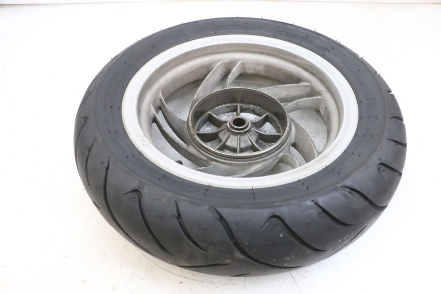 photo de HINTERRADFELGE UND REIFEN PIAGGIO FLY 4T 50 (2013 - 2017) - Technische Nahaufnahme