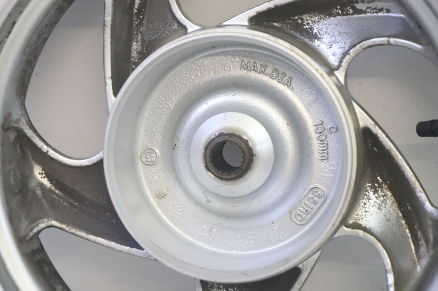 photo de HINTERRADFELGE UND REIFEN SYM GTS EVO 125 (2009 - 2013) - Hochauflösende Nahaufnahme