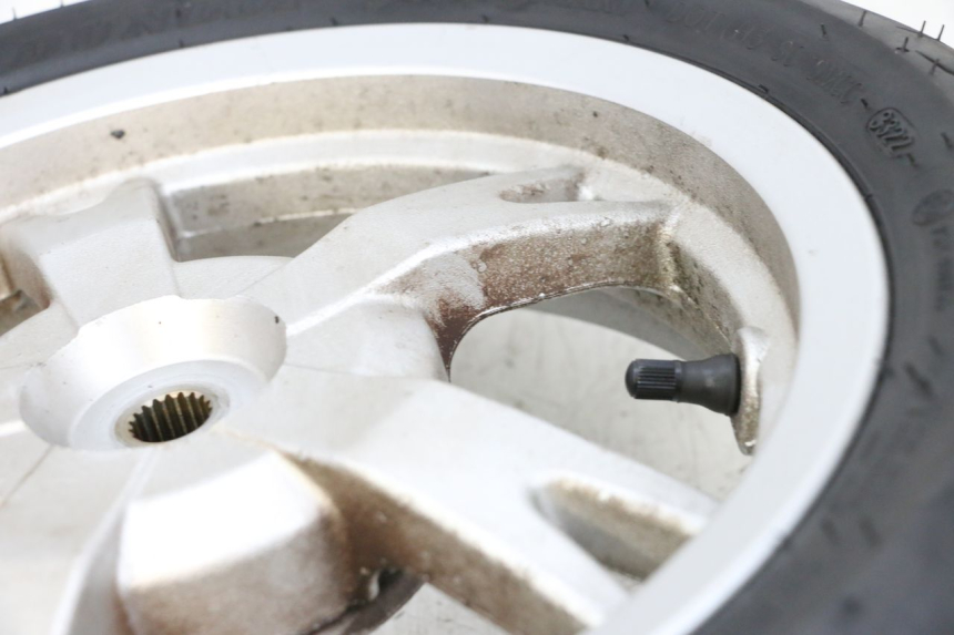 photo de HINTERRADFELGE UND REIFEN PEUGEOT KISBEE 4T 50 (2018 - 2022) - Detailansicht des Bauteils