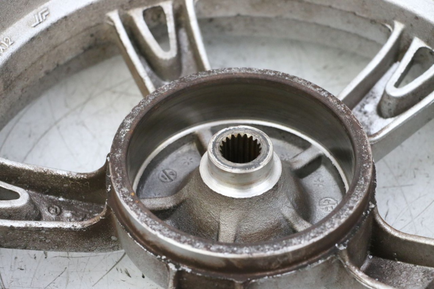 photo de HINTERRADFELGE UND REIFEN PEUGEOT KISBEE 4T 50 (2018 - 2022) - Technische Nahaufnahme