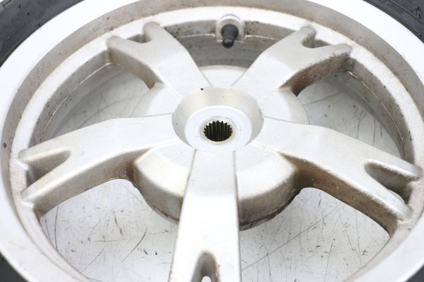 photo de HINTERRADFELGE UND REIFEN PEUGEOT KISBEE 4T 50 (2018 - 2022) - Details der Befestigungspunkte