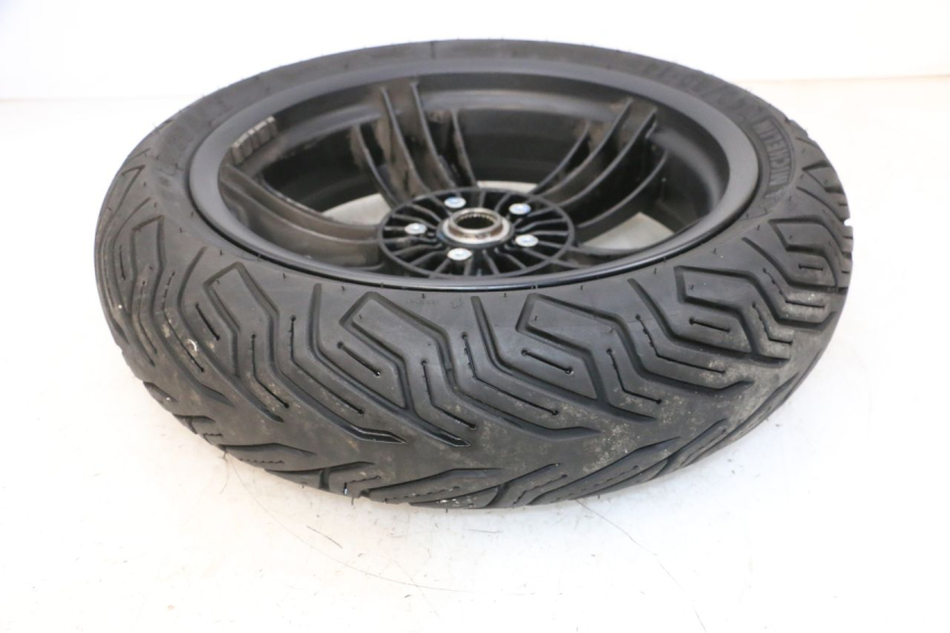 photo de HINTERRADFELGE UND REIFEN PIAGGIO MP3 HPE 300 (2019 - 2026) - Zoom auf Gebrauchszustand