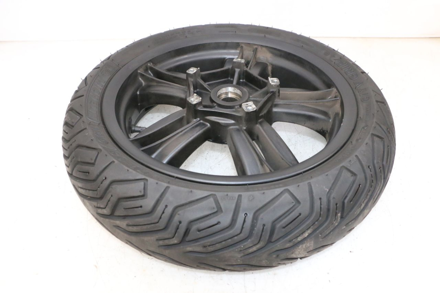 photo de HINTERRADFELGE UND REIFEN PIAGGIO MP3 HPE 300 (2019 - 2026) - Details der Befestigungspunkte