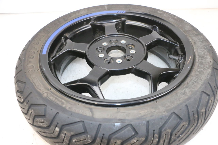 photo de HINTERRADFELGE UND REIFEN PIAGGIO MP3 500 (2016 - 2018) - Details der Befestigungspunkte