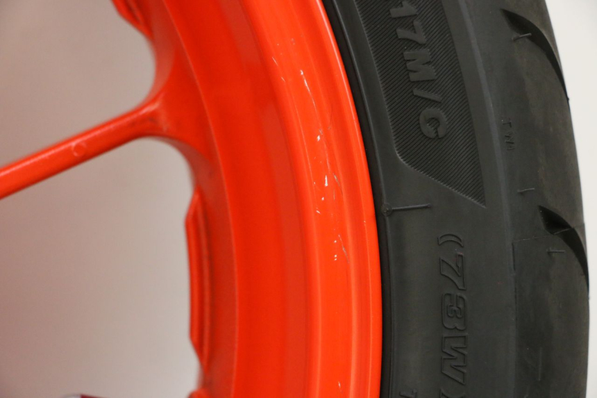 photo de HINTERRADFELGE UND REIFEN YAMAHA MT-07 MT07 ABS 700 (2018 - 2020) - Fokus auf die Struktur